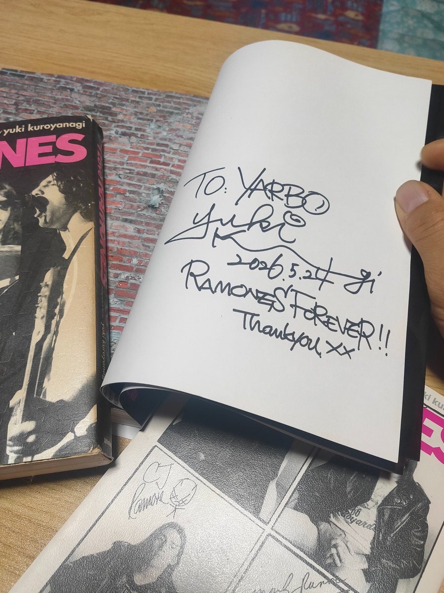 TokyoRamones's tweet photo. I Love RAMONES Deluxe Edition 拝読させて頂きましょう
どんな違いがあるか楽しみにしてたけど表紙を開いた瞬間、早速一つ目を発見したよ！
オートグラフの「To YARBO」が19年前のは「To Yarbo-Kun」になってた（笑）
ファンにとってはこういう添え書きの特別感がスゴク嬉しいんだ

#RAMONES https://t.co/EYqoYjnxXX