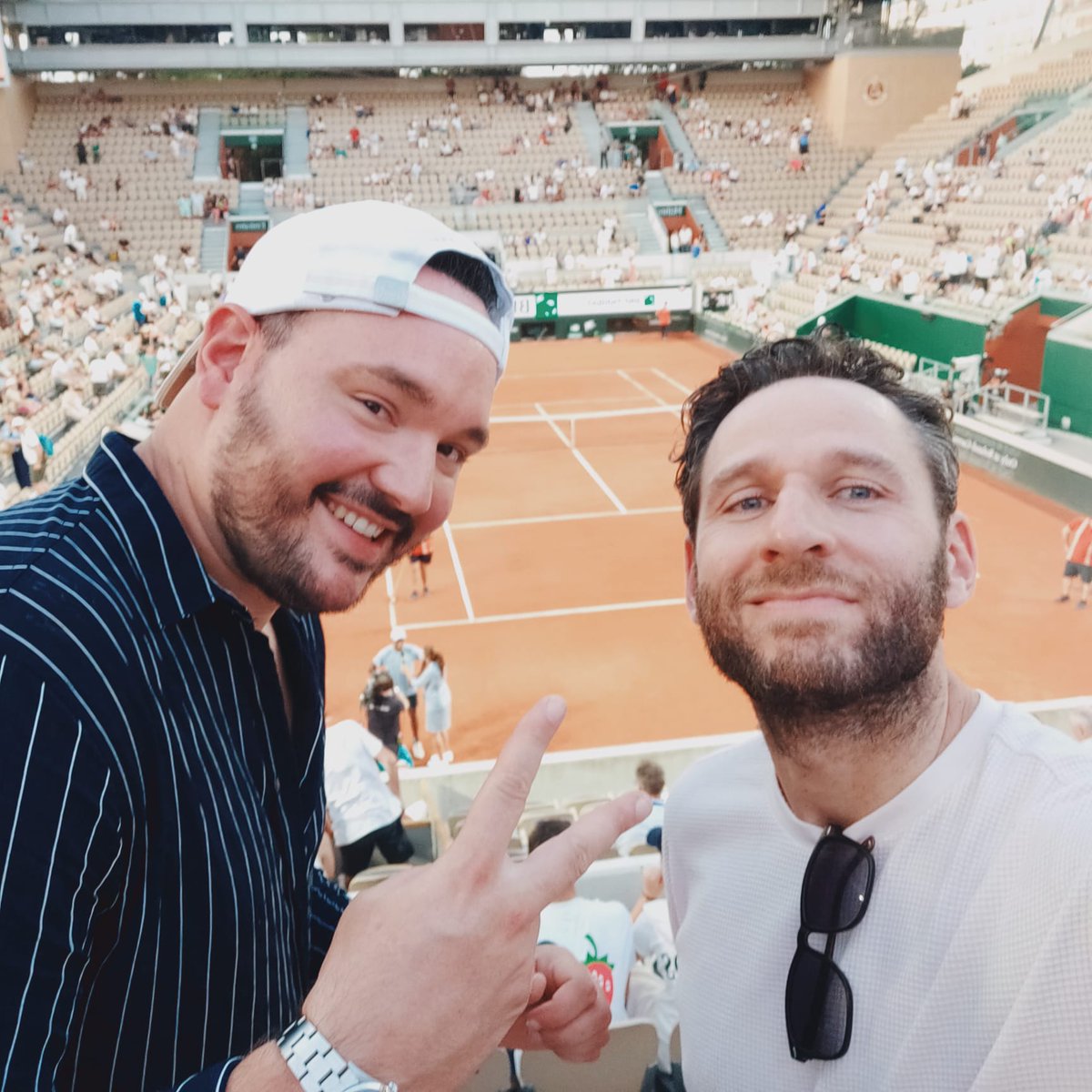 JulienBleicher's tweet photo. 10h de RG avec le frate @maitredurden ! 🎾🥎🇨🇵☀️ La tradition annuelle ! Merci @BNPParibas et @rolandgarros #RolandGarros @Lacoste #RG2026 @atptour @Taylor_Fritz97 @ROLEX @TennisLegende @WeAreTennis @Tennis @UniversTennis #RG #Lenglen @DjokerNole @janniksin @emirates @ENGIEgroup https://t.co/Xv2BsyWOkF