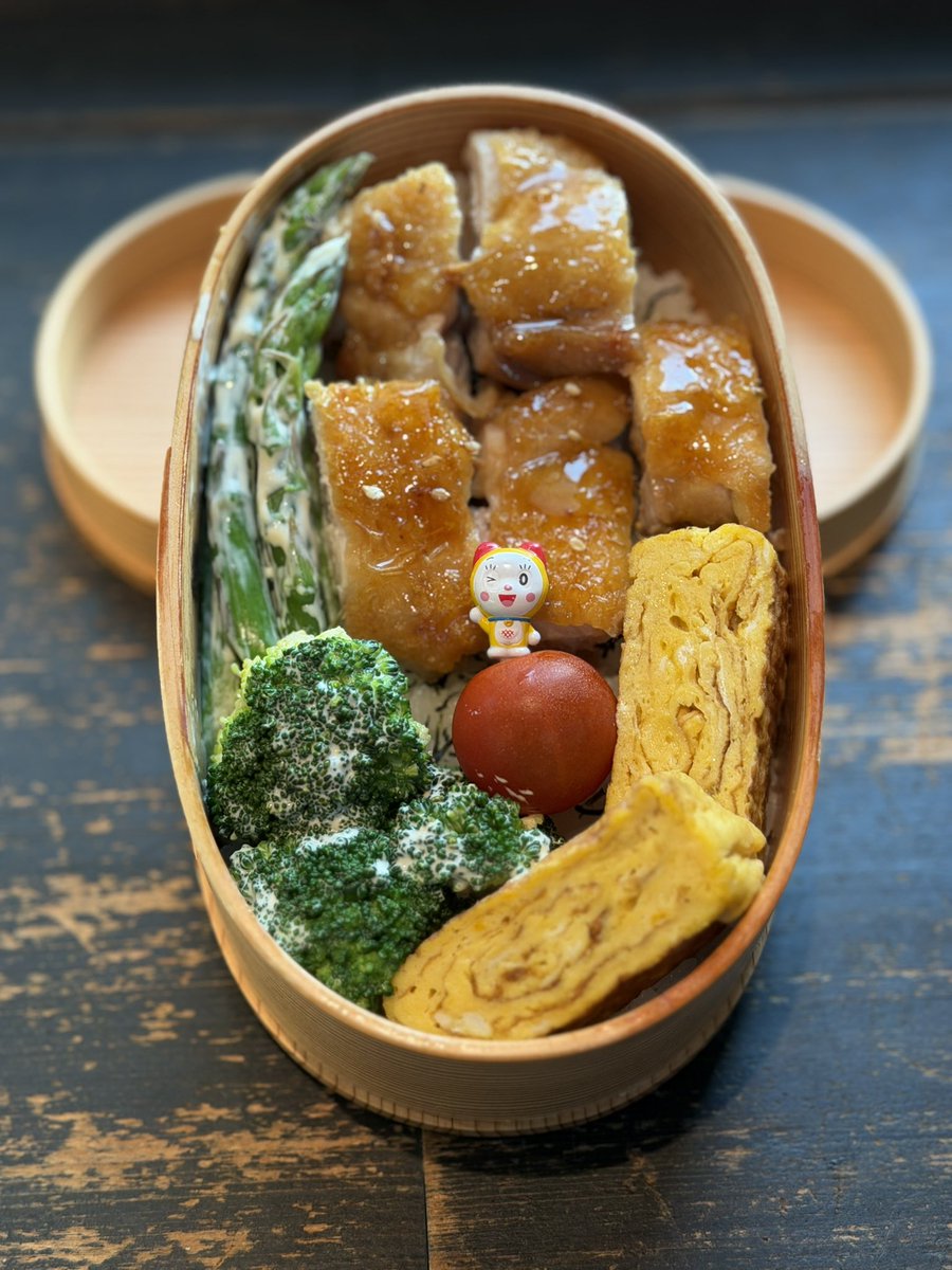 asadercover's tweet photo. おはようございます。
鶏もも照り焼き弁当です。ガッツリ1枚焼いてみました。

半年経っても膝は良くならない。僕はずっと杖をつくのかな。
失ったものは二度と戻らない。大切なものは失わない様にして。
そんな漫画を描いてた気がする…

失くしても失くしたなりに。

晴れたね。
いってらっしゃい。 https://t.co/uhZzXxf7t0