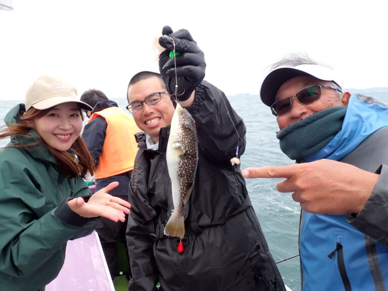 newiBnbrJ2Ywmb5's tweet photo. 【富士村テスターをお迎えしての湾フグ釣り教室】

https://t.co/xtDvbA8NxV

富士村テスターにもレクチャー、下船後の総評をしたいただきました！

#湾フグ釣り
#ショウサイフグ釣り
#釣り教室
#ダイワ
#DAWIA
#えさ政
#極鋭湾フグEX
#メタリア湾フグ
#釣り好きの人と繋がりたい
#広告
@daiwafune https://t.co/4o9mJtNviz