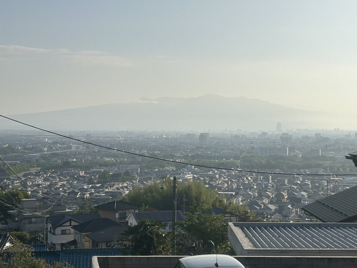 hs_akagi's tweet photo. 【5/25 5:51】久しぶりに、晴れ。うっすらではありますが、赤城山、見えます。#赤城山 https://t.co/hXn7SMvrob