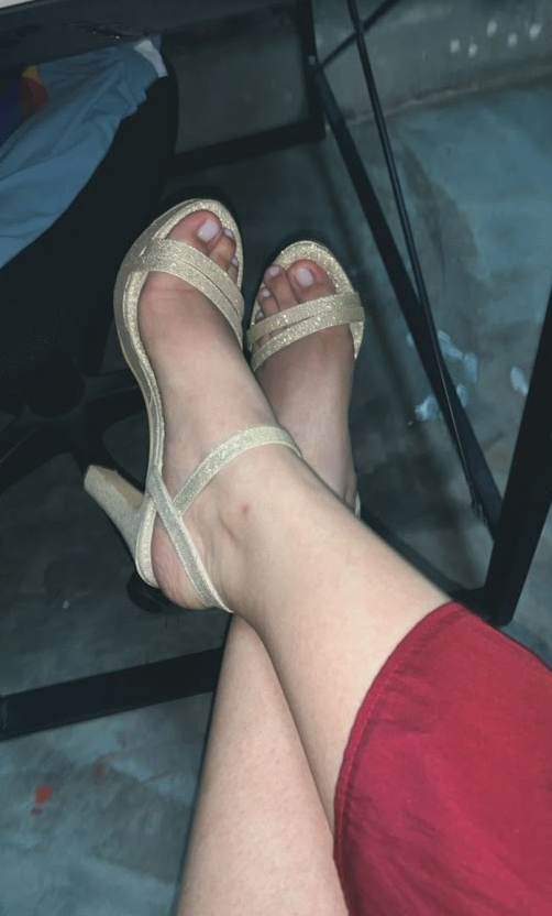 feetlover343240's tweet photo. El brillo de estos tacones dorados 🤩✨ con esa pedicura tan limpia es la combinación perfecta. 💯 ¿Damos amor a este look? Dale ❤️ si te encantan las plataformas y RT si prefieres tacón de aguja. 👇👡
#heels #tacones #glittershoes #pedicure #prettynails https://t.co/eUPv6zRFOq
