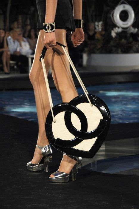 DvilCouture tweet media
