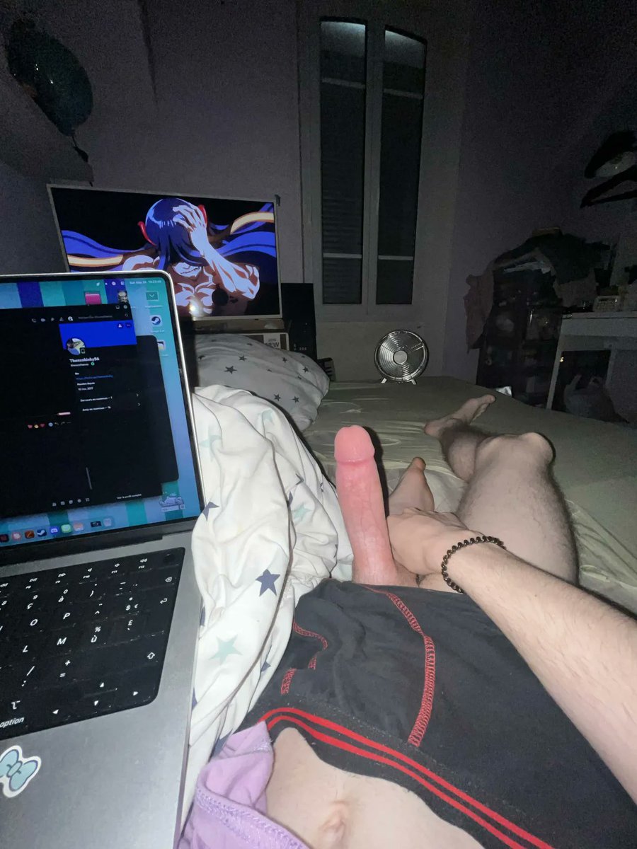 tonmecautop's tweet photo. on prépare la branlette ça sent bien fort l'homme 🥵 mes couilles sont trempées 🍒 qui pour les léchées #gayparis https://t.co/YwD7rykOoX
