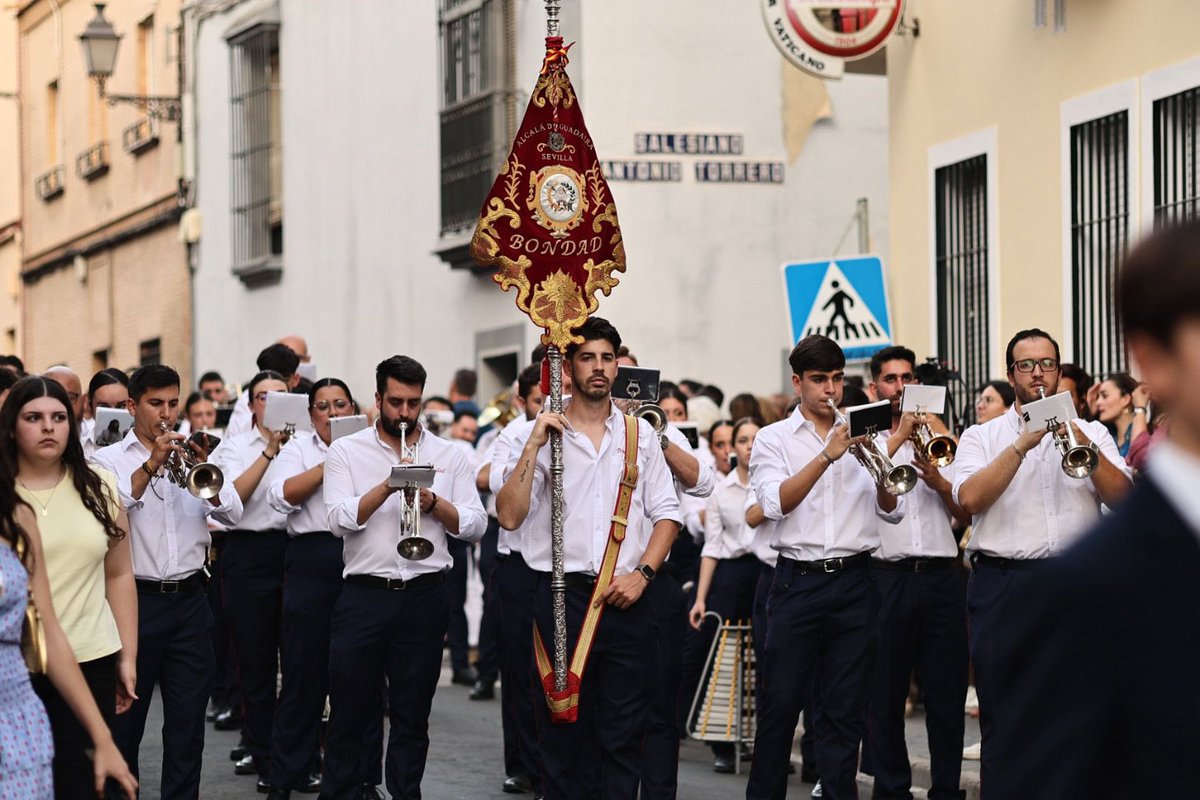 AMBondad's tweet photo. Hoy hemos acompañado a Santo Domingo Savio en la procesión de María Auxiliadora Coronada.

La últimas marchas en sonar han sido:

- El triunfo 
- El caminar del Señor
- Presentado a Sevilla
- En la cena del Señor

@auxiliadoradg 

📷 @_manugfotos https://t.co/Bh6cLEaBpO