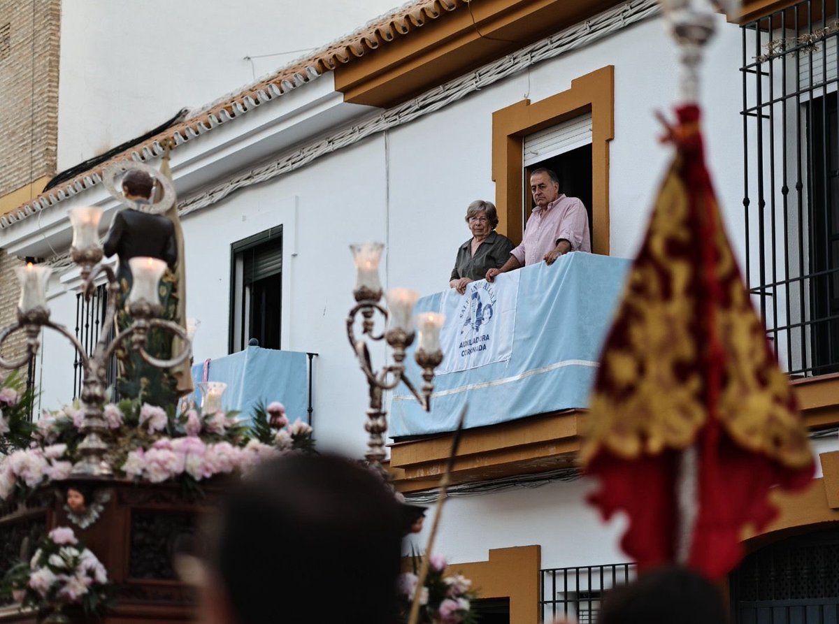 AMBondad's tweet photo. Hoy hemos acompañado a Santo Domingo Savio en la procesión de María Auxiliadora Coronada.

La últimas marchas en sonar han sido:

- El triunfo 
- El caminar del Señor
- Presentado a Sevilla
- En la cena del Señor

@auxiliadoradg 

📷 @_manugfotos https://t.co/Bh6cLEaBpO