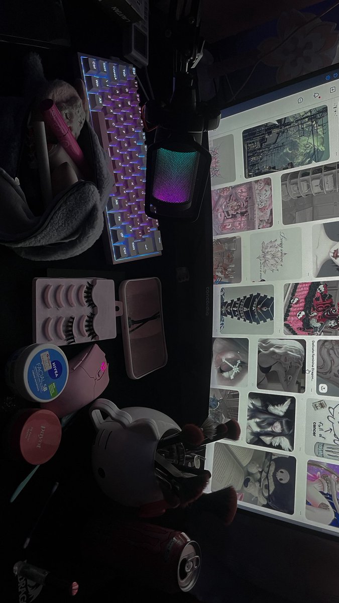 28akz's tweet photo. makes vs the makeup https://t.co/QTWDc2An4S