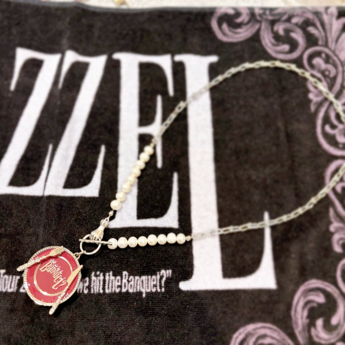TAMI_lsp's tweet photo. リメイク大好き人間なので、限定チャームをネックレスにしてみた☺️
工具持って会場まで行って、買って即解体！笑
湧き出るアイディアとこの仕事の速さ、本当の仕事にも活かしたいところ…

 #MAZZEL_Banquet_Tour https://t.co/DL9mjGBVjh
