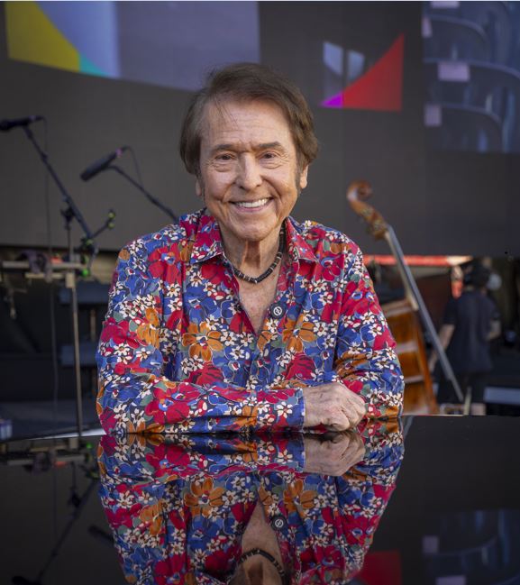 diariopanorama's tweet photo. "Es una suerte que después de tantos años siga mi carrera contra viento y marea", afirma en una entrevista con EFE el cantante Raphael, que planea volver al estudio este mismo año para grabar un nuevo álbum dedicado a México. https://t.co/HQ9wXNyNAG