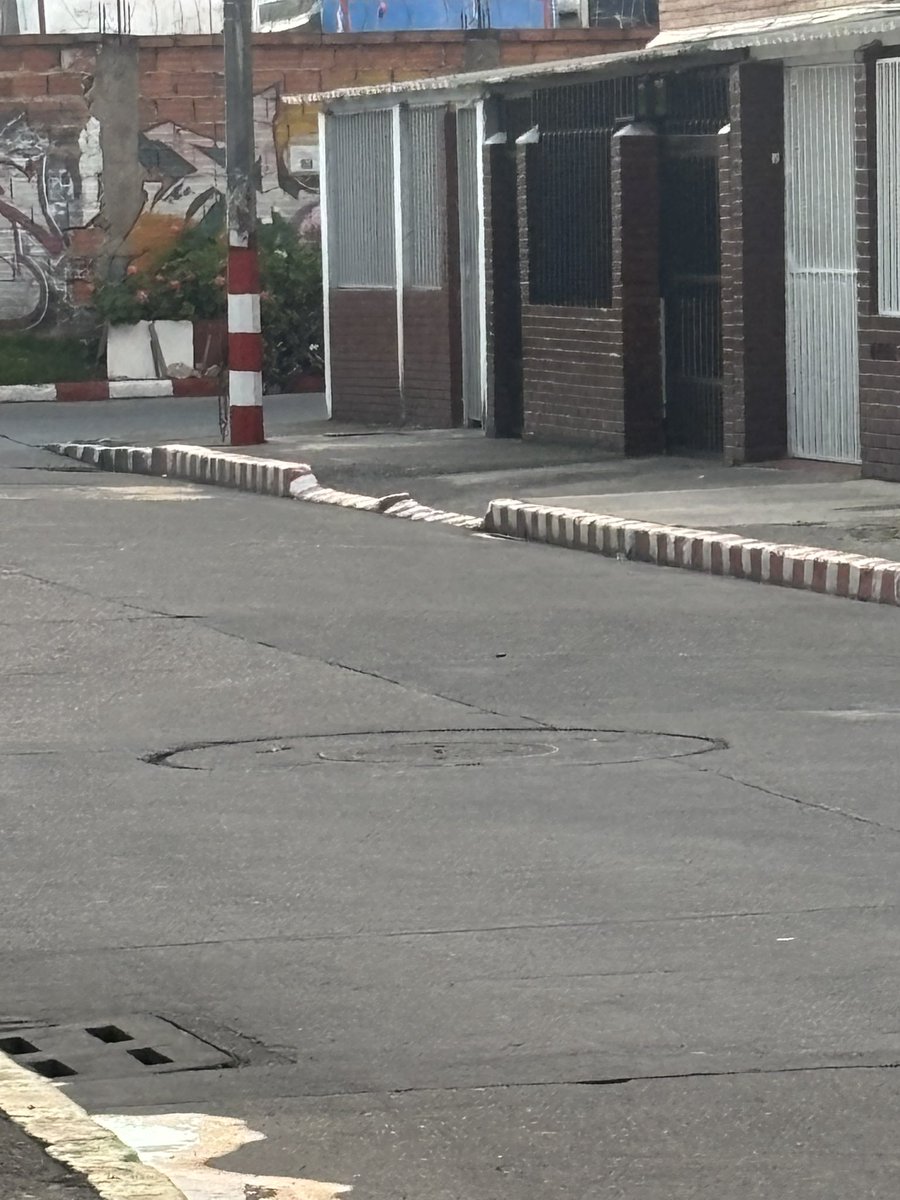 LUISITASUAREZ's tweet photo. @AcueductoBogota @habitatbogota @IDIGER @Ambientebogota @Bogota buenas tardes muy mal olor que sale del alcantarillado del barrio Fontibon veracruz  carrera 101 a con la calle 23 bis  no se soporta ya el olor barrio con muchas personas adultas mayores y niños q se están enfermando por este olor agradecemos revisen esto https://t.co/iaa5SzQ8Zm