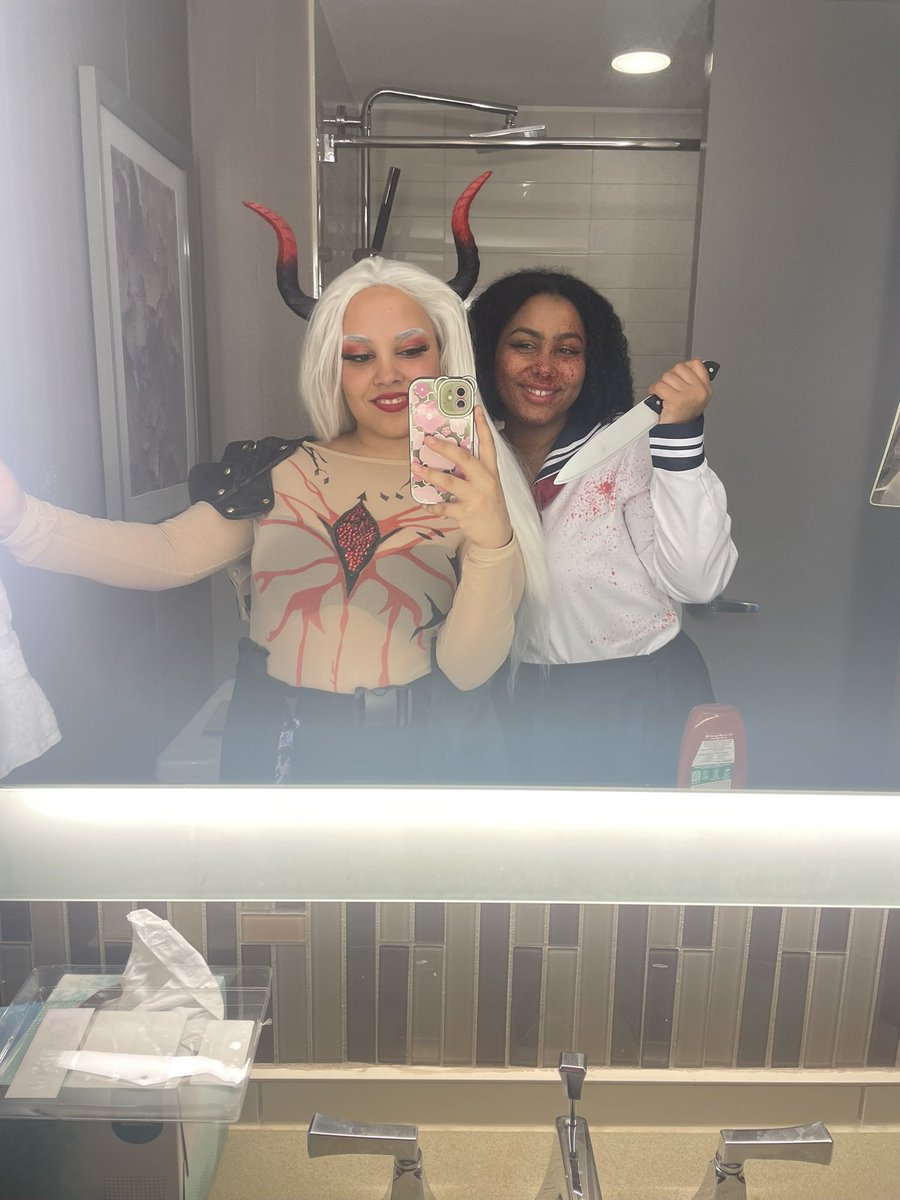 grizbee231's tweet photo. the way 80% of my momo pictures are just mirror selfies 😭 https://t.co/DcbsOYu1yq