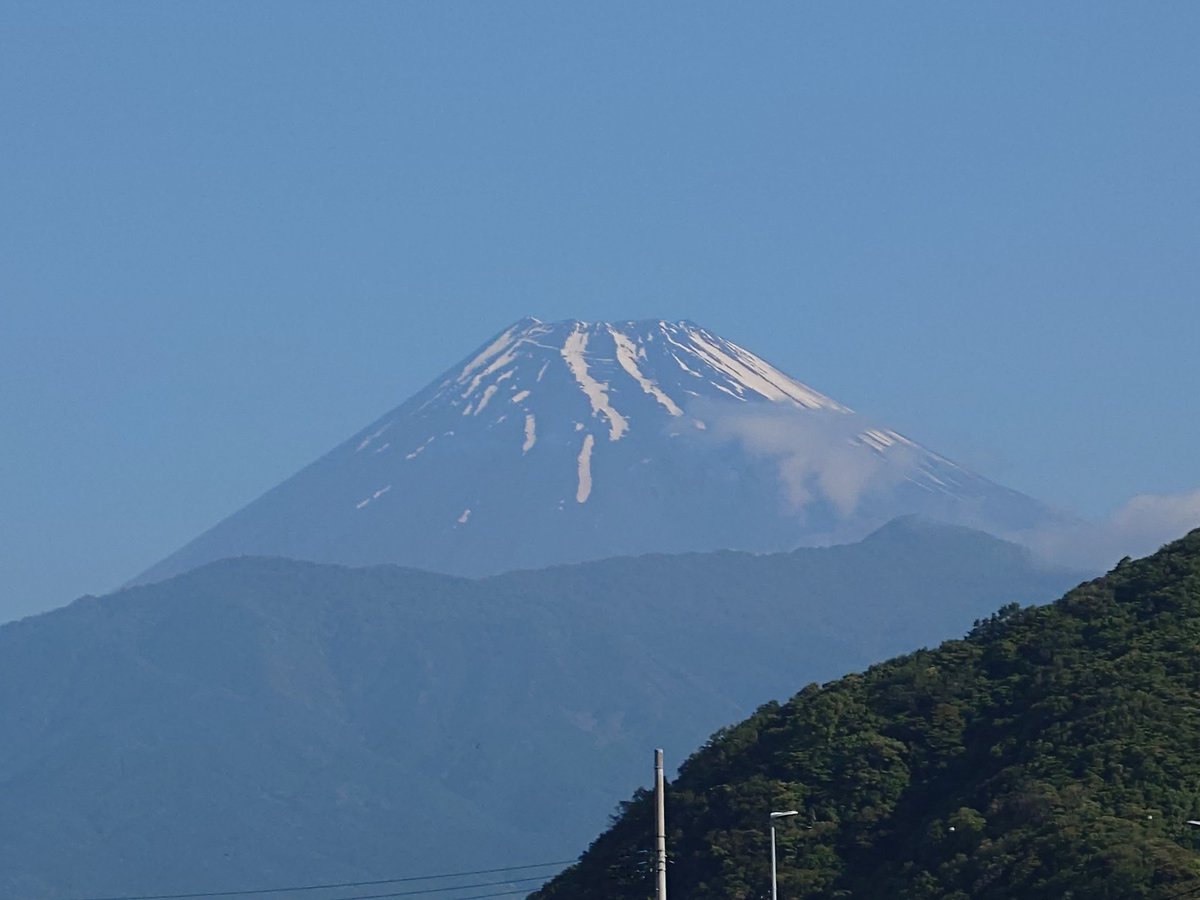 Yoshi0802n's tweet photo. 5/25 月曜日　午前7時半頃の富士山
月曜の朝、天気が良いと今週頑張ろう！って気になる😆 https://t.co/9t5PTutj1M