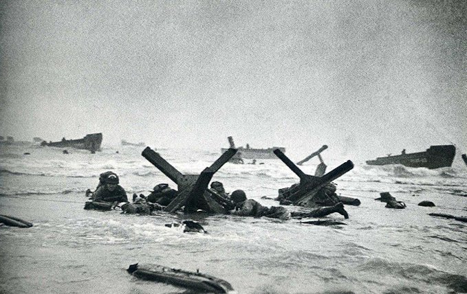 NathanFrancis__'s tweet photo. "If your pictures aren't good enough, you aren't close enough."
📸 #RobertCapa, Hungarian-American war photographer and photojournalist, #DOTD 25 May 1954 of injuries from a landmine explosion, aged 40. #Photography https://t.co/spKGFd4gs7