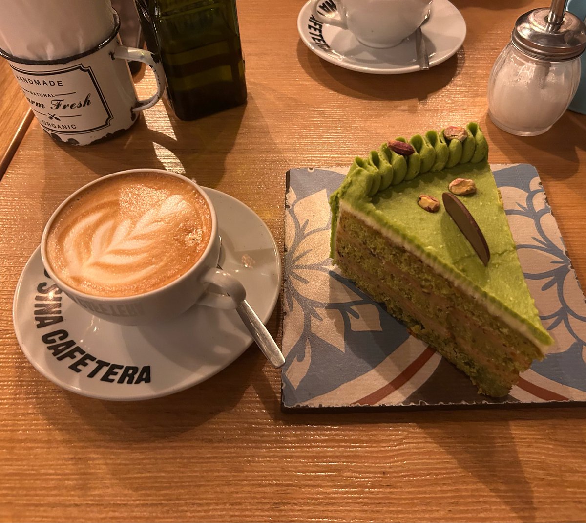 HowardDegen's tweet photo. cafecito con porcion de torta por 17 dolaritos, ya somos Irlanda vamos por Suiza https://t.co/3uEoGN3Cfk
