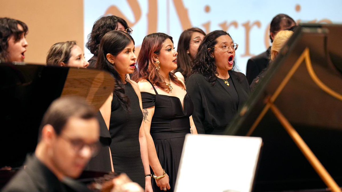CulturaCiudadMx's tweet photo. La música coral, la tradición virreinal y el legado de Rita Guerrero resonaron en el Auditorio Blas Galindo del @cenartmx durante el encuentro “Mística Antigua”, una experiencia sonora que unió distintas épocas y sensibilidades musicales. 🎶✨

A 21 años de la fundación del "Coro Virreinal Rita Guerrero" @cororitaguerrero, el público disfrutó de un emotivo recorrido musical que transitó desde las joyas renacentistas de Mateo Flecha “el Viejo” hasta piezas emblemáticas de Santa Sabina, en colaboración con Poncho Figueroa y Patricio Iglesias. 🌿🎼

Bajo la dirección de Aquiles Morales, esta presentación celebró la permanencia de la voz, la memoria y el poder de la música como puente entre generaciones. ✨

#CulturaCDMX #RitaGuerrero #MísticaAntigua #CENART #SantaSabina