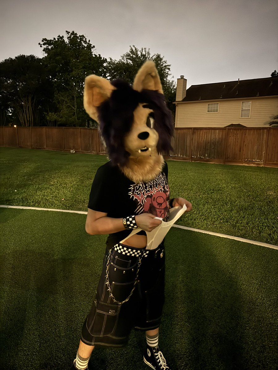 AlexisFaustus's tweet photo. Why do they keep making me wedgie myself?.. QmQ https://t.co/JvQ7UbOw9I