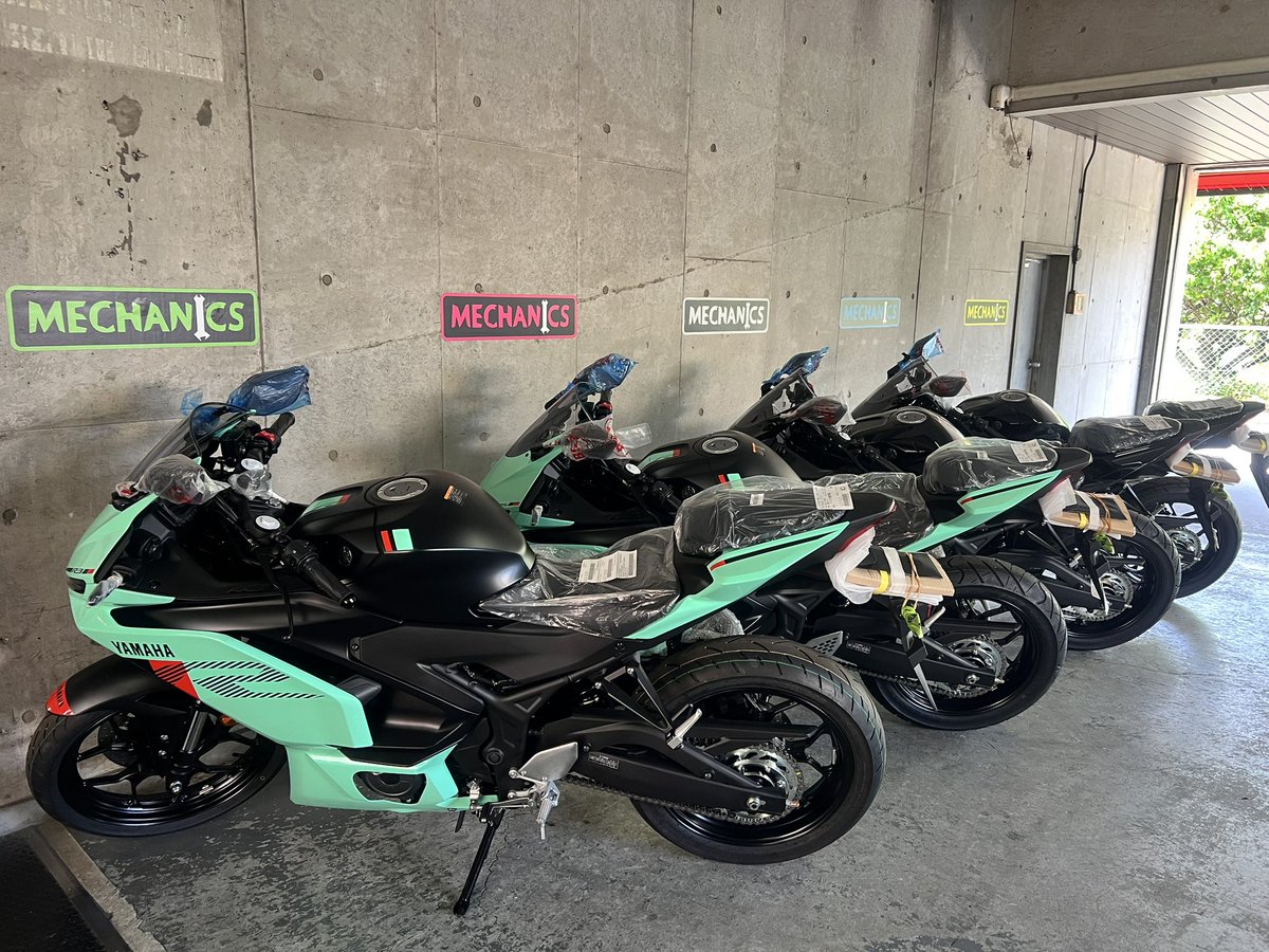おはようございます！ 朝からニシリクさんが新型YZF-R25とR3を持ってき