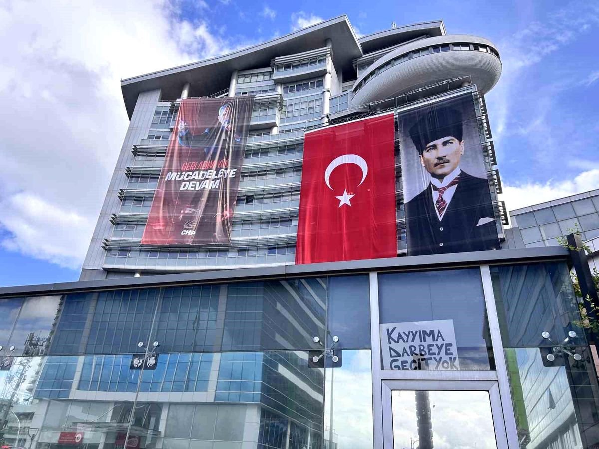 kptn_magaradam's tweet photo. Özgür başkan genel merkezi bu kadar kolay teslim ettiyse Allah korumuş bizi, 
iktidarda olduğunu ve savaş çıktığını hayal edemiyorum.
#CHPÖzgürÖzel https://t.co/rmnnpZvqfS
