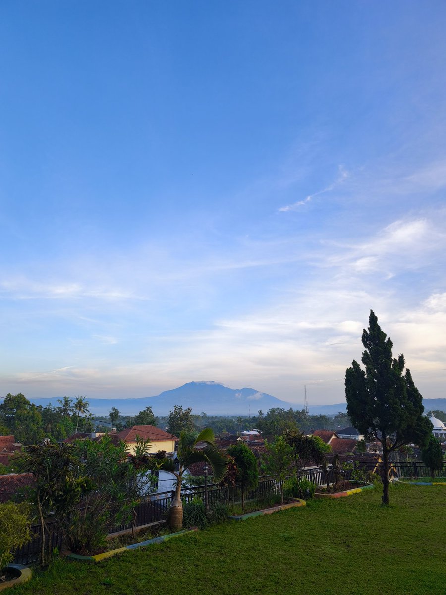 indrayust's tweet photo. Udah paling bener pagi-pagi tuh begini. Menikmati pemandangan, menghirup udara pagi yang masih fresh.
Gimana di sana? Coba donk bagi pemandangan pagi kamu. https://t.co/2AxfmVTYvt