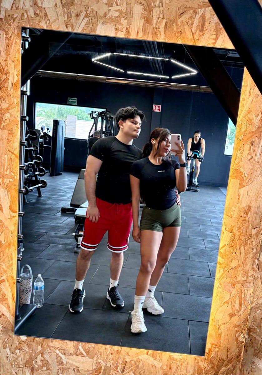 fervaldees0's tweet photo. Mi novio y yo en el gym ￼❤️✨🥰 https://t.co/Jy49Nmd3Nb