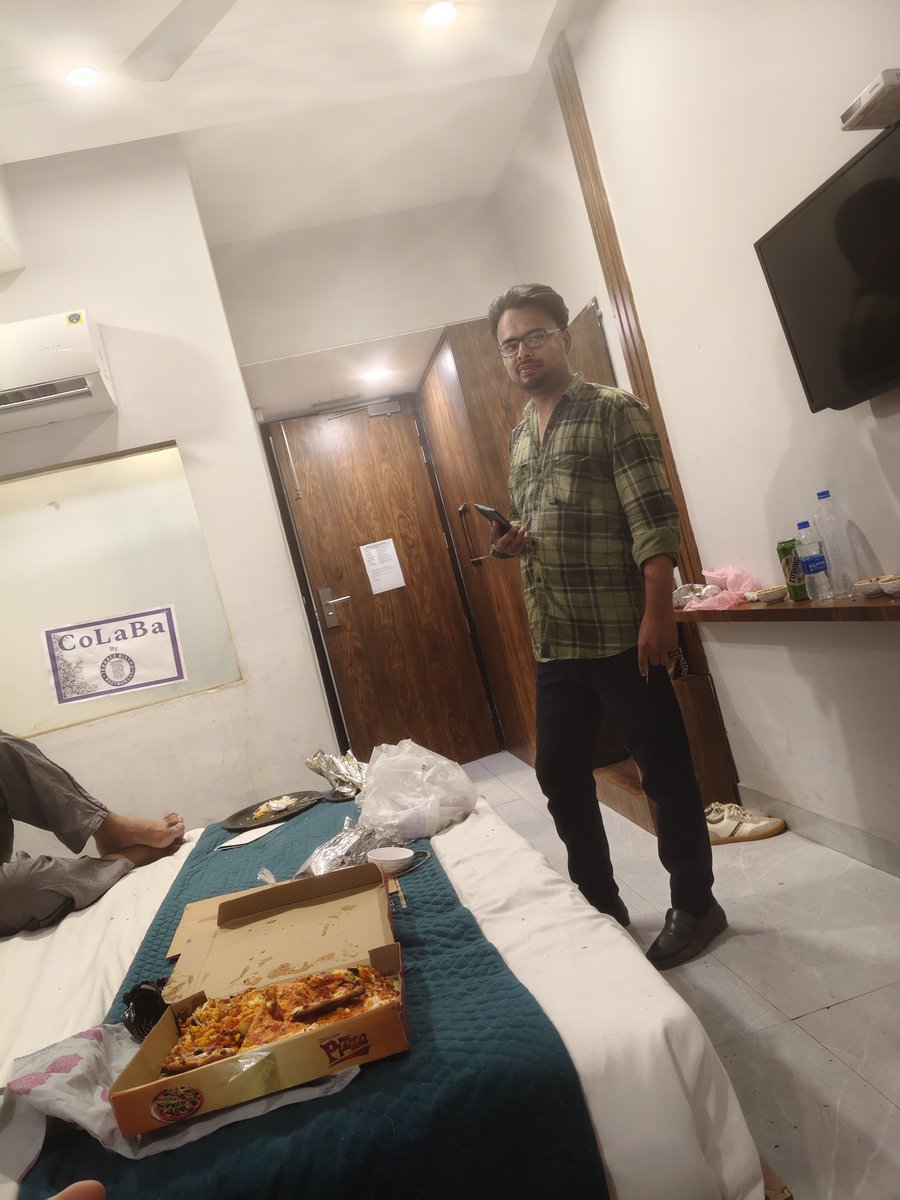 khebduki's tweet photo. @SwiggyCares @Swiggy what I have ordered what you have delivered, and al baik express restaurant claims that they have chicken makhni gravy pizza i have ordered the gravy and what pizza they have delivered no response till yet I have returned that same time , return the amount https://t.co/qfRT0oZykP