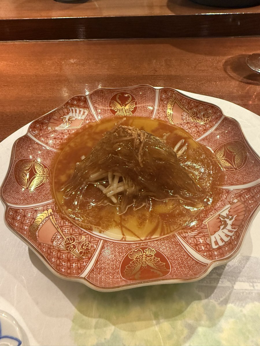 dogearist's tweet photo. 食べログ点数かなり低め界隈の西天満の中華料理店。紹興酒とのペアリングで大間産干し鮑と日本で見ることは少ない大きめフカヒレのほぐし身スタイル。リピート確定。 https://t.co/RQhacrwoqL