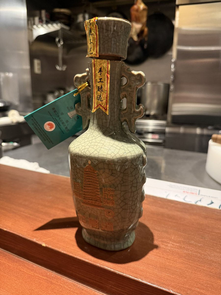 dogearist's tweet photo. 食べログ点数かなり低め界隈の西天満の中華料理店。紹興酒とのペアリングで大間産干し鮑と日本で見ることは少ない大きめフカヒレのほぐし身スタイル。リピート確定。 https://t.co/RQhacrwoqL
