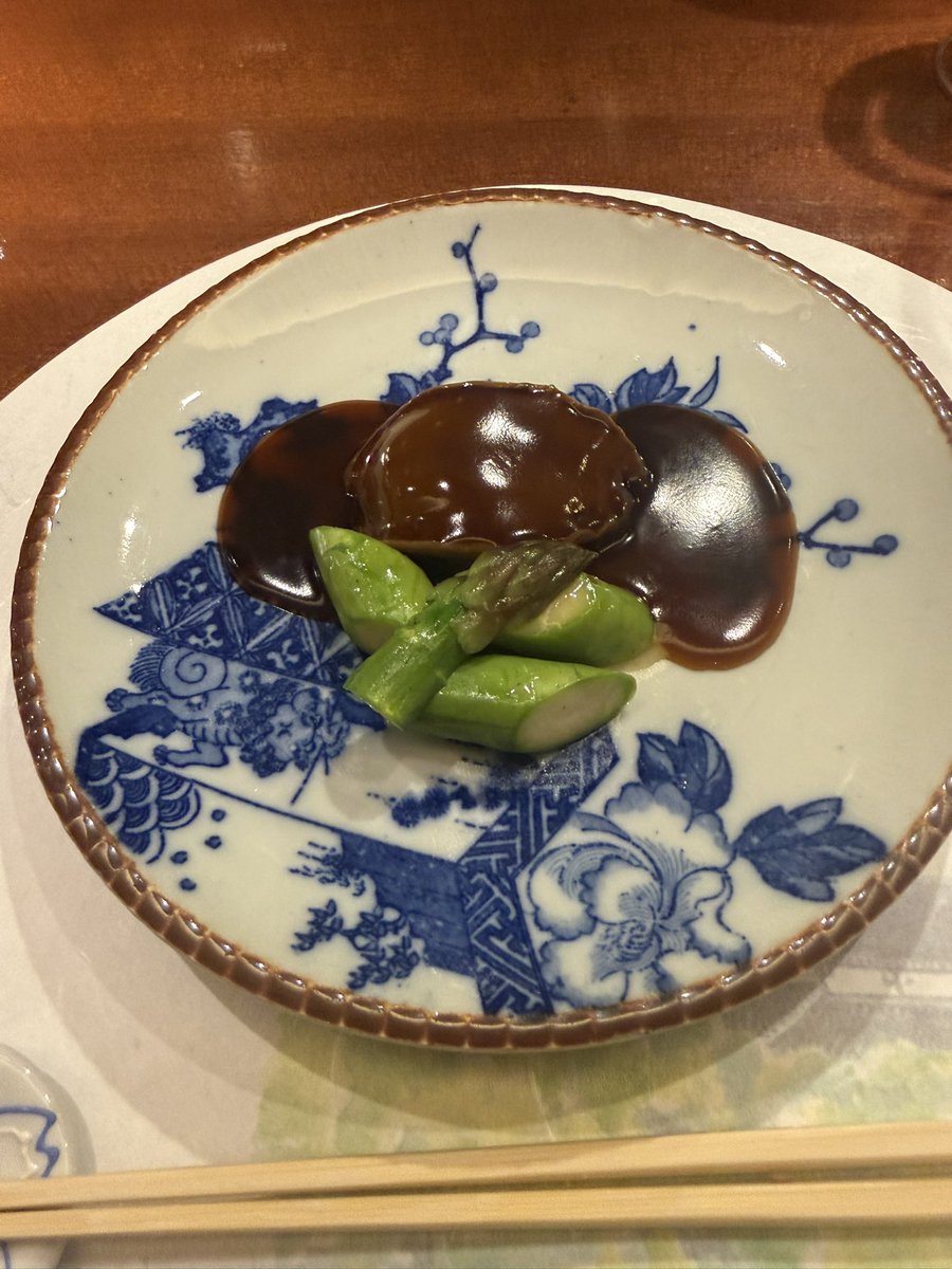 dogearist's tweet photo. 食べログ点数かなり低め界隈の西天満の中華料理店。紹興酒とのペアリングで大間産干し鮑と日本で見ることは少ない大きめフカヒレのほぐし身スタイル。リピート確定。 https://t.co/RQhacrwoqL