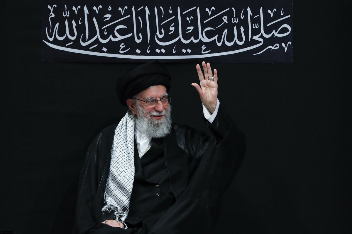 VsFatemeh's tweet photo. ولی ما هنوز
وسط روز،
یهویی،
بی دلیل،
دلمون تنگ میشه،
بغض گلومونو میگیره،
یاد تو میفتیم...
"بهترین پدر" https://t.co/DnyCr02v25