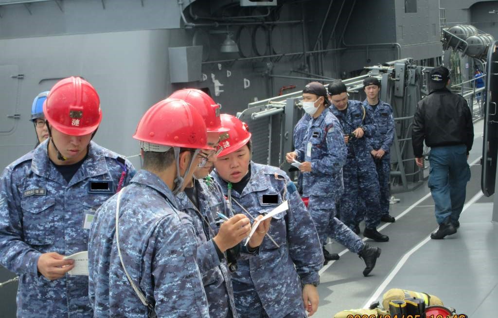 JMSDF_WG2's tweet photo. 「さざなみ」は、他艦が火災になった場合に、消火を支援するための要員を派遣する要領について、訓練を実施し知識を深めました。

#第2水上戦群 https://t.co/gwEMn6HuWu