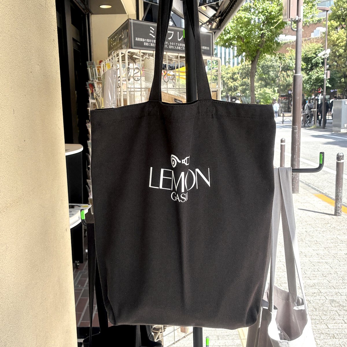 LEMONGASUI's tweet photo. ✨🍋オリジナルトート新色入荷🍋✨
スカイグレーの生地に、グレー味のあるブルーのロゴで、大人っぽく上品な印象。こちらは限定色なので、なくなり次第終了となります。

A4書類やノートPCもしっかり収まるサイズです👜
定番色の〈黒地×白ロゴ〉もおすすめ！

📍本店1階 入口外

#レモン画翠 #建築模型 https://t.co/XUXNAKFjTl