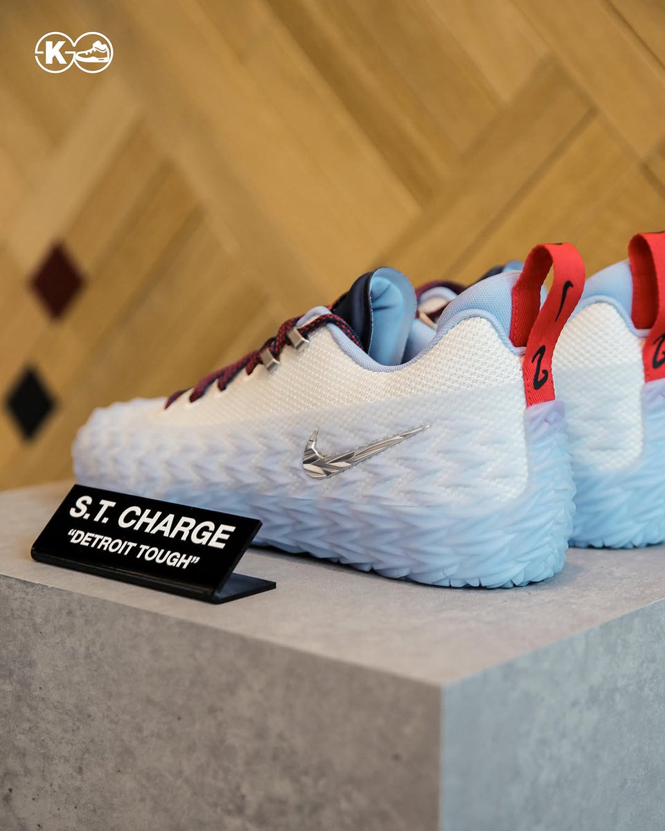 JustFreshKicks tweet media