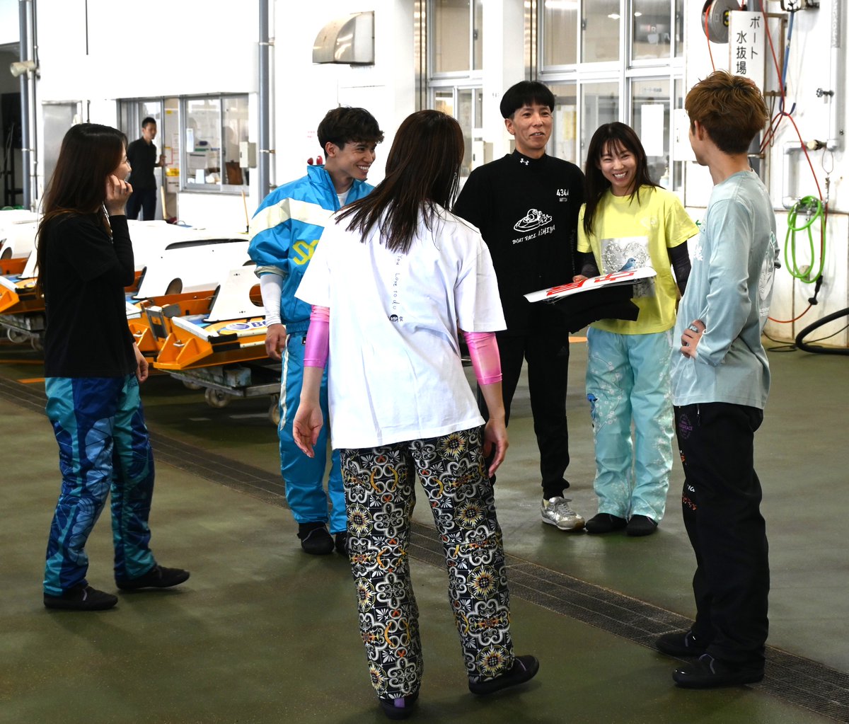 sponichiboat's tweet photo. 【#ボートレース浜名湖 SG #オールスター #前検日】

#深谷知博＆#鎌倉涼 と #藤原碧生＆#實森美祐 の夫婦記念撮影に #新田雄史 と #守屋美穂 がちょっかいをかけていました！ https://t.co/H3zGh31rwE