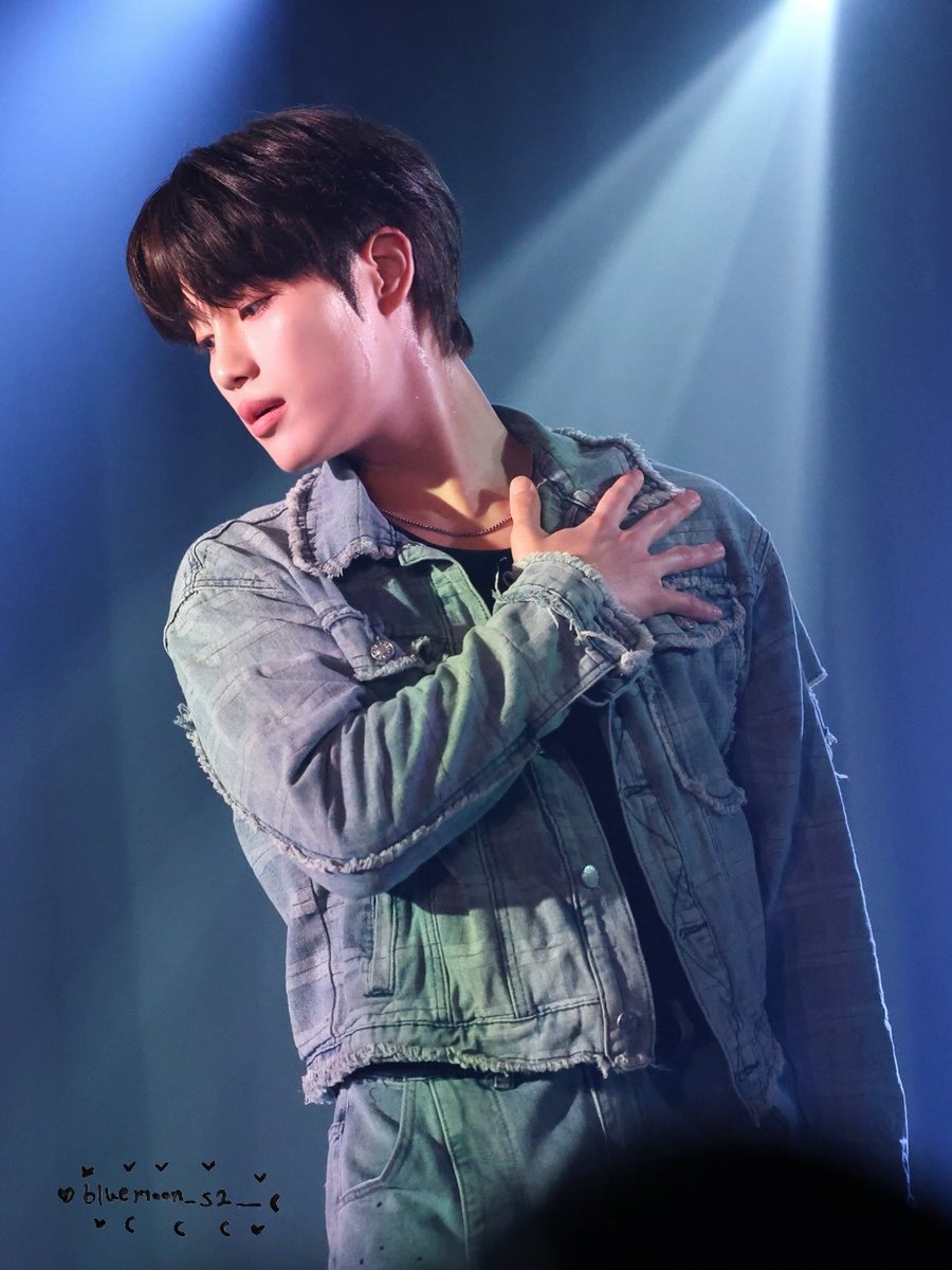 bluemoon_s2__'s tweet photo. 260523 2부 막콘💙

멋있는 순간들👑

#디아즈 #DIAZ #SINWOO #신우 #シヌ
@diaz_ezent https://t.co/jfv00IcJrr