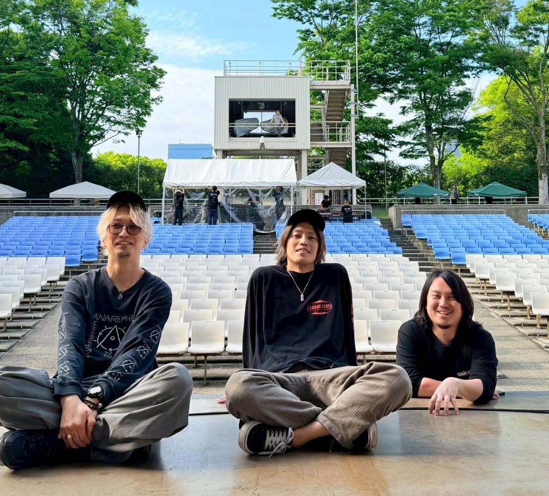 KISYONS's tweet photo. 今日でtenoto8周年！
あっという間！

みんな気付けばええ歳なったので身体に気をつけてバチバチにやっていくで！！

今日は梅田Zeelaで誕生日会！
よろしゅう！ https://t.co/5RgCRP3qPP