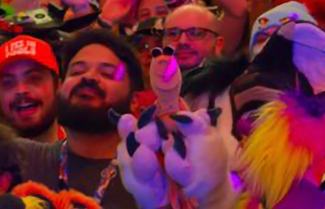 bareyourtxxth's tweet photo. Bye Anthrohio... thanks to everyone who came and said hi and chatted with me (and Marcus lmao) https://t.co/IOgmhpvpAS