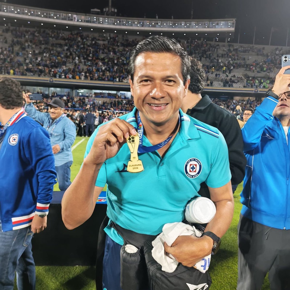 lamiradeldivino's tweet photo. Las vueltas de la vida.

Hace unos meses el orizabeño Gabriel Osorio estaba trabajando en la Talacha, mientras buscaba alguna oportunidad. 

Hoy Gabriel es campeón del fútbol mexicano con Cruz Azul, que hace unos meses le abrió las puertas del equipo ante la capacidad mostrada. https://t.co/S5dJk53zdJ