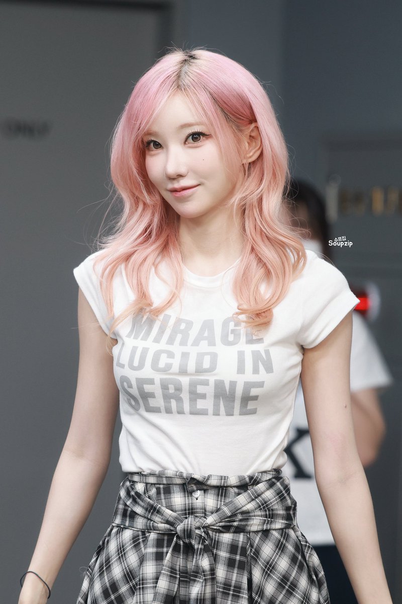 Soupzip131's tweet photo. 260525 미소녀🩷

@magentaof62 
#QWER #마젠타 #Magenta #이아희 https://t.co/KgXqs9KUZP