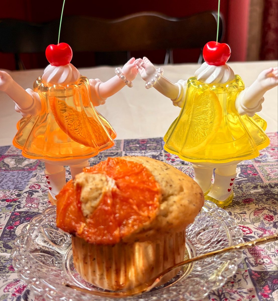 Redy_wolf's tweet photo. 柑橘ツインズ🍊🍋とおやつタイム🧁🍴 https://t.co/lI2XM7cNcg