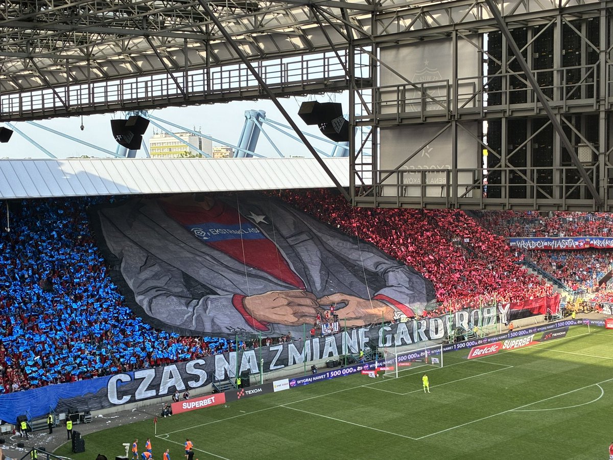 OkiemWislakow's tweet photo. Witamy w ten piękny poniedziałek‼️
Jest pięknie 💙🤍❤️

#wisłakraków #awans #wispgs https://t.co/9dQOtJaIb9