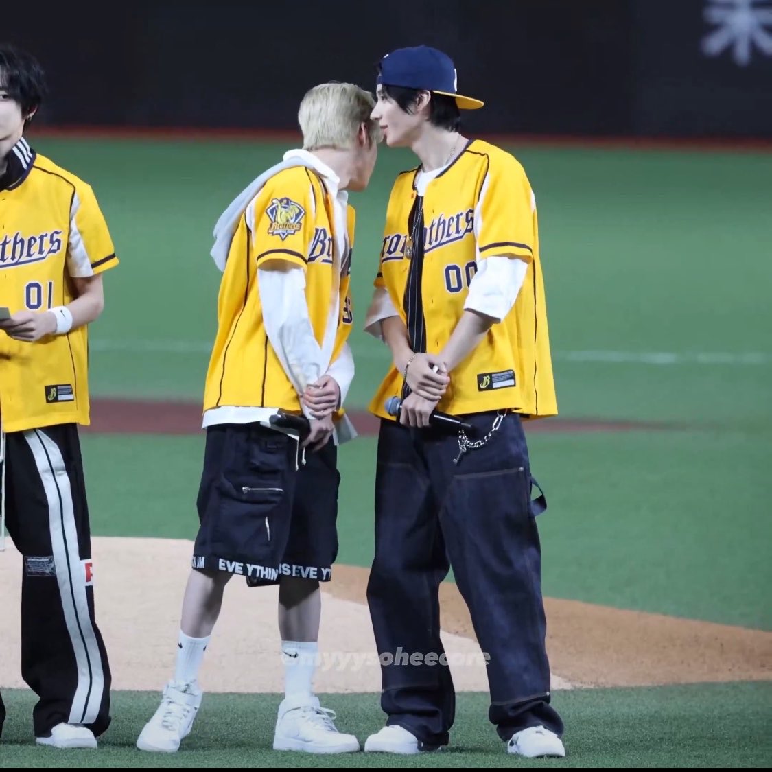 ddtrdsk's tweet photo. 귓속말 주고받고난후에 서로쳐다보는게 너무좋음 흐흐 https://t.co/LErUsG9m6U