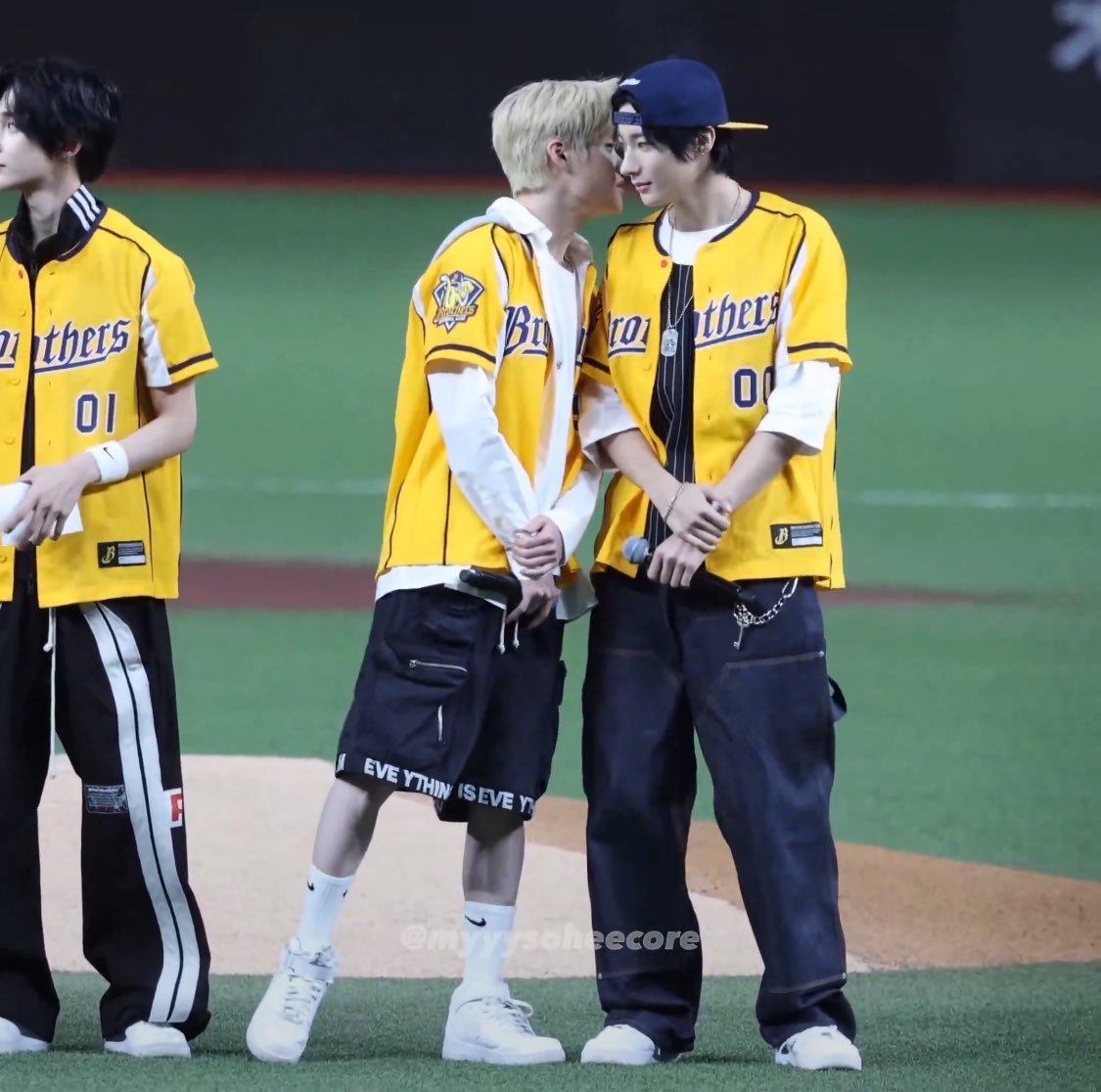 ddtrdsk's tweet photo. 귓속말 주고받고난후에 서로쳐다보는게 너무좋음 흐흐 https://t.co/LErUsG9m6U