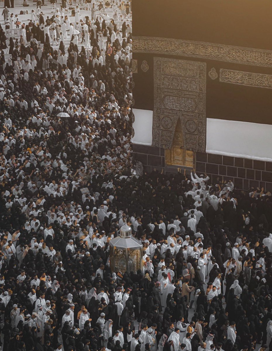 Reem228014944's tweet photo. "لبّيكَ عَبْدًا تَائِهًا يَرجُوكَ 
لبَيْكَ لا يَشْقَى قلبٌ لَجَأَ إليْكَ"📿🕋 https://t.co/rTJmM5tDHA