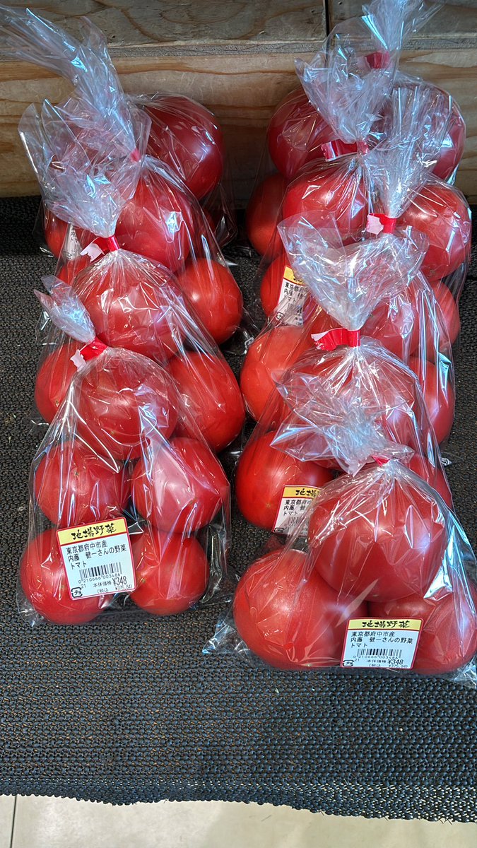 160summit's tweet photo. 5月２５日の地場農家さんの入荷案内です。
内藤さんの「トマト🍅」「きゅうり🥒」が入荷しております。
新鮮地場野菜をぜひご利用下さい。
#サミットストア羽衣いちょう通り店
#野菜
#農家さん https://t.co/VpzUlzVkec