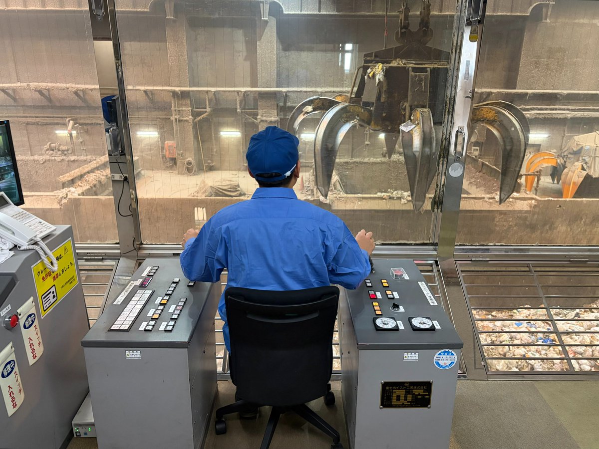 osaka_env_paa's tweet photo. 令和９年４月採用予定の技能職員（正規職員）の募集が始まりました！募集は本日から７月21日（火）までです。ごみの焼却・処分を担う、生活インフラを支える職場で、地方公務員として私たちと一緒に働きませんか？みなさまのご応募をお待ちしています✨
詳細はこちら⇒https://t.co/YS9yTDO2k1 https://t.co/0usifwtPgg