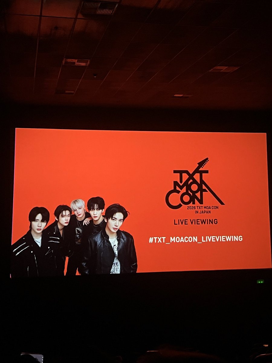 jenata's tweet photo. Moa con 🖤 eu e a @sawakogi ainda conseguimos um photocard de brinde na entrada https://t.co/iOLe2dnRDy