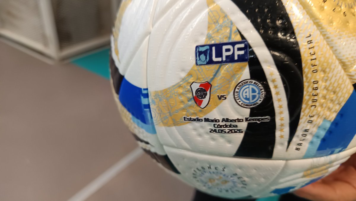 gfarias_MundoD's tweet photo. La pelota usada hoy ya es pieza de Museo. Reliquia histórica para el fútbol cordobés. Gracias Elías y Vanina, de AFA https://t.co/vVwJJlgSXH
