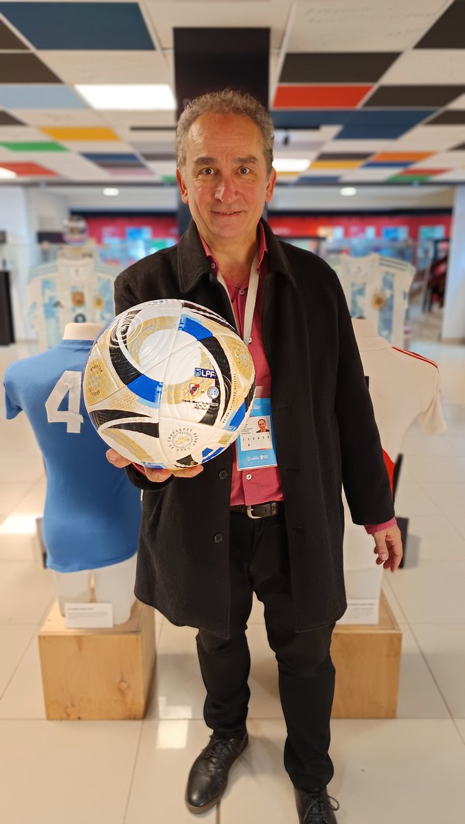 gfarias_MundoD's tweet photo. La pelota usada hoy ya es pieza de Museo. Reliquia histórica para el fútbol cordobés. Gracias Elías y Vanina, de AFA https://t.co/vVwJJlgSXH