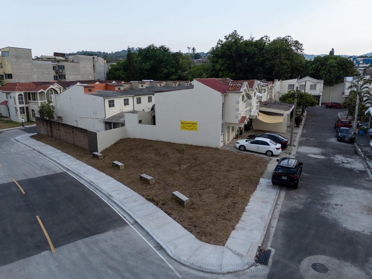 ObrasPublicasSV's tweet photo. Ahora entregamos una solución integral.

Una nueva bóveda de 12 metros de ancho y 10.5 metros de alto, nuevos sistemas de aguas negras, reconstrucción de calles y recuperación de espacios comunitarios.

Hoy, las familias regresan a una zona mucho más segura. https://t.co/wvet7FBUeG