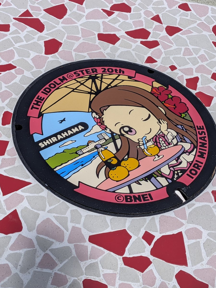 shiraming's tweet photo. 白良浜に伊織のマンホールが設置されたので見てきたぜぃ！ https://t.co/hv1oHlfV88
